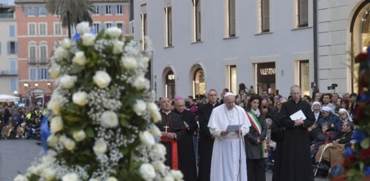 El Papa Francisco, hoy Solemnidad de la Inmaculada Concepción de la Virgen, le rindió un homenaje a la estatua de la Virgen María en la Piazza España