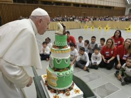 El Papa Francisco celebra con el Dispensario