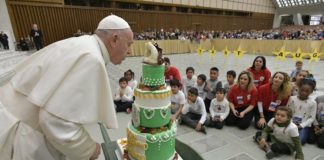 El Papa Francisco celebra con el Dispensario