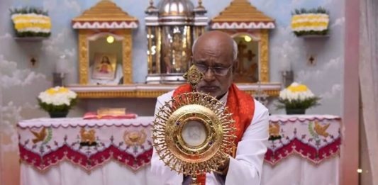 INDIA / El rostro de Jesús aparece en una hostia consagrada