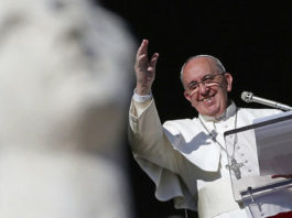 El Papa Francisco dijo este mediodía, que en el Evangelio de hoy, la mujer cananea "nos enseña el coraje de llevar su historia