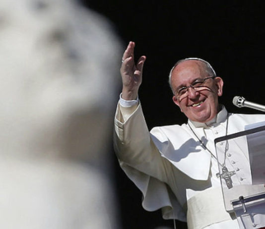 El Papa Francisco dijo este mediodía, que en el Evangelio de hoy, la mujer cananea "nos enseña el coraje de llevar su historia