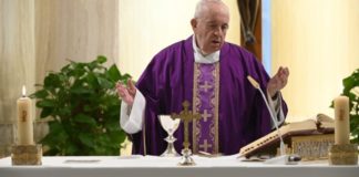 Este 29 de marzo, V Domingo de Cuaresma, en la Misa en Santa Marta, el Santo Padre rezó por los que sufren en este tiempo de aflicción.