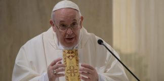 El Papa Francisco reza por los sacerdotes y médicos que dan sus vidas